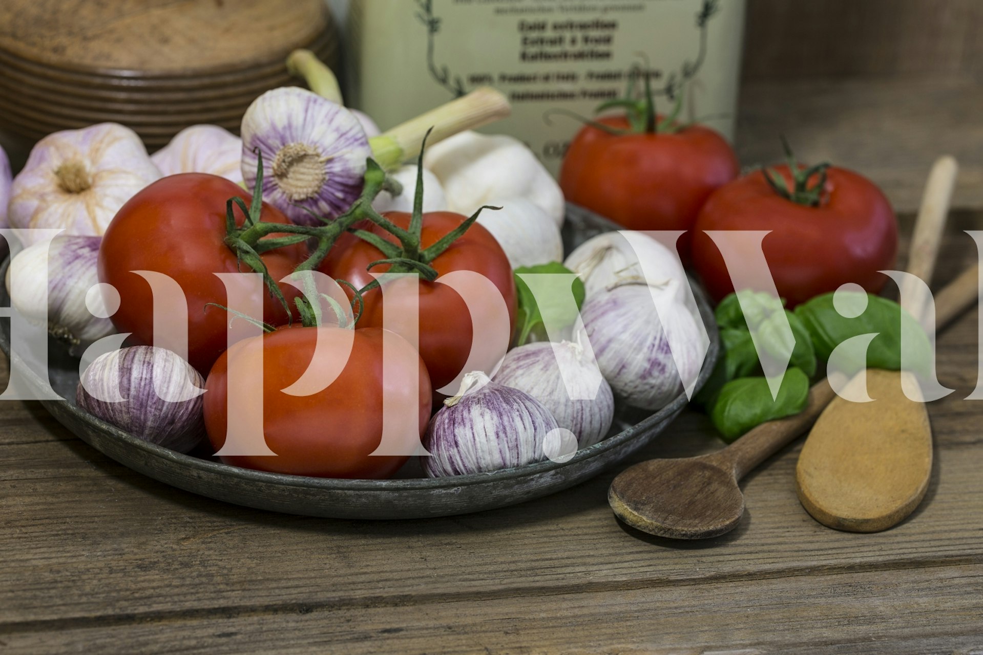 Fotobehang van essentiële ingrediënten uit de Italiaanse keuken met tomaten, knoflook en basilicum op een houten tafel