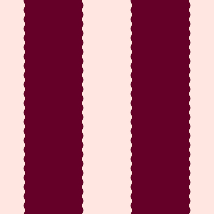 Small Wiggly Stripes Burgundy Pink Behang - Kleine Golfachtige Strepen Bordeau Behang