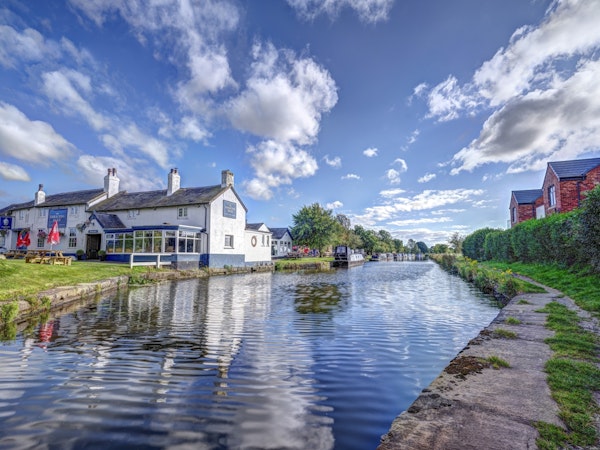 Canalside Dining in Southport