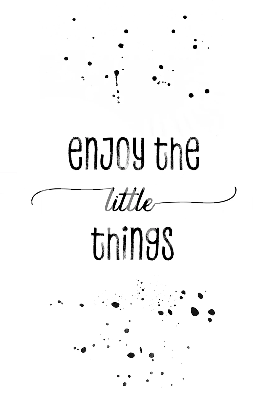 Nadahnuta poruka Uživajte u malim stvarima napisana s mrljama tinte na bijelom zidnom muralu