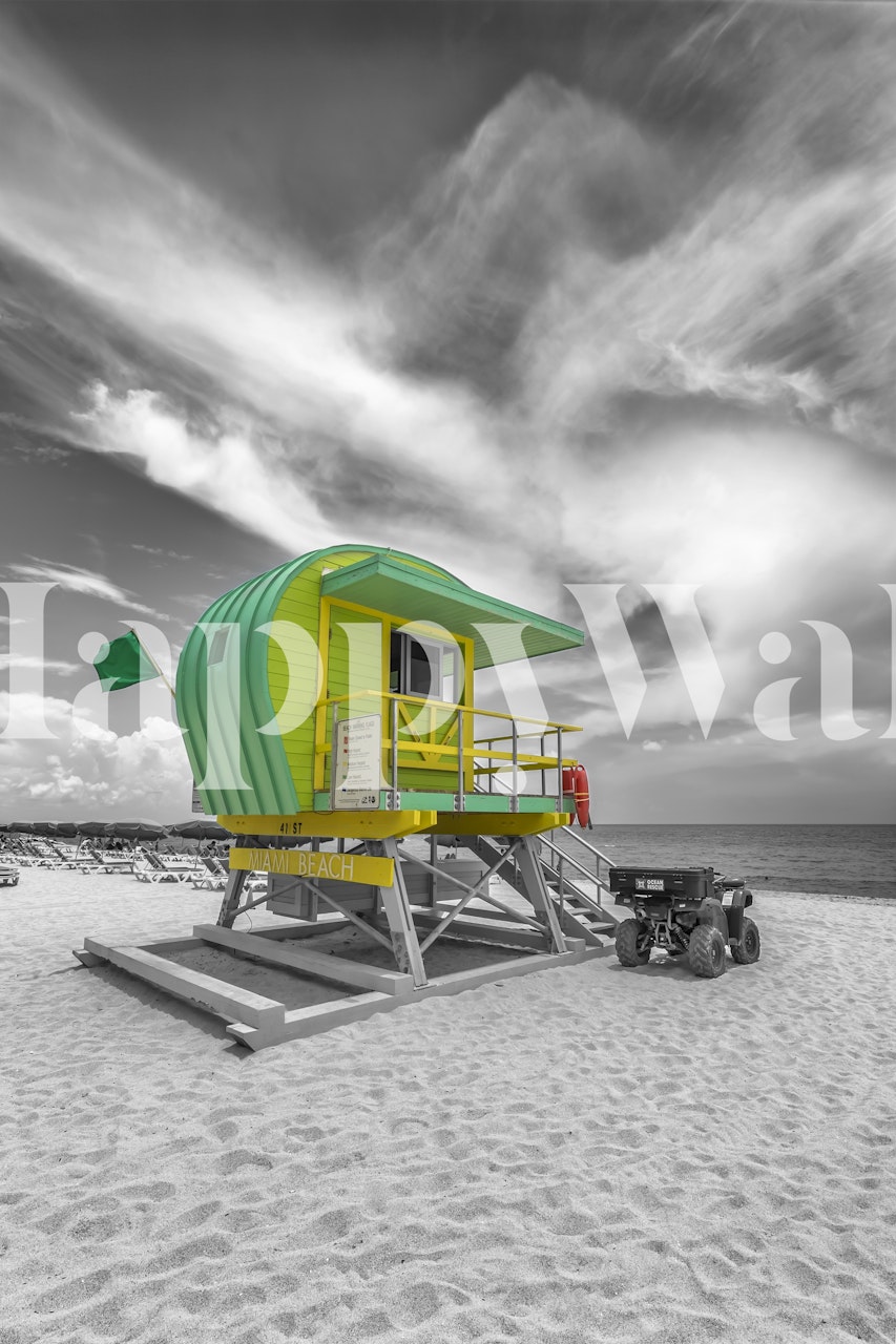 Värikäs hengenpelastajateline yksivärisellä Miami Beachin seinämaalauksella