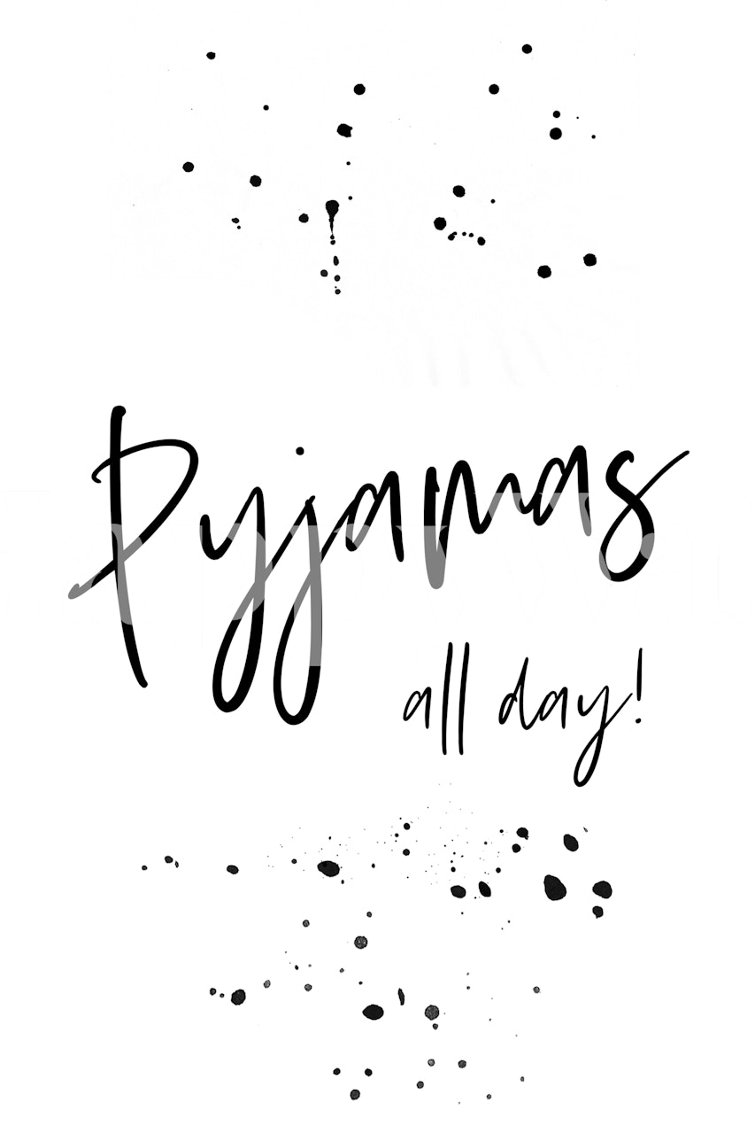 Murale artistique avec texte manuscrit avec la phrase « Pyjamas all day » et des éclaboussures d'encre décoratives