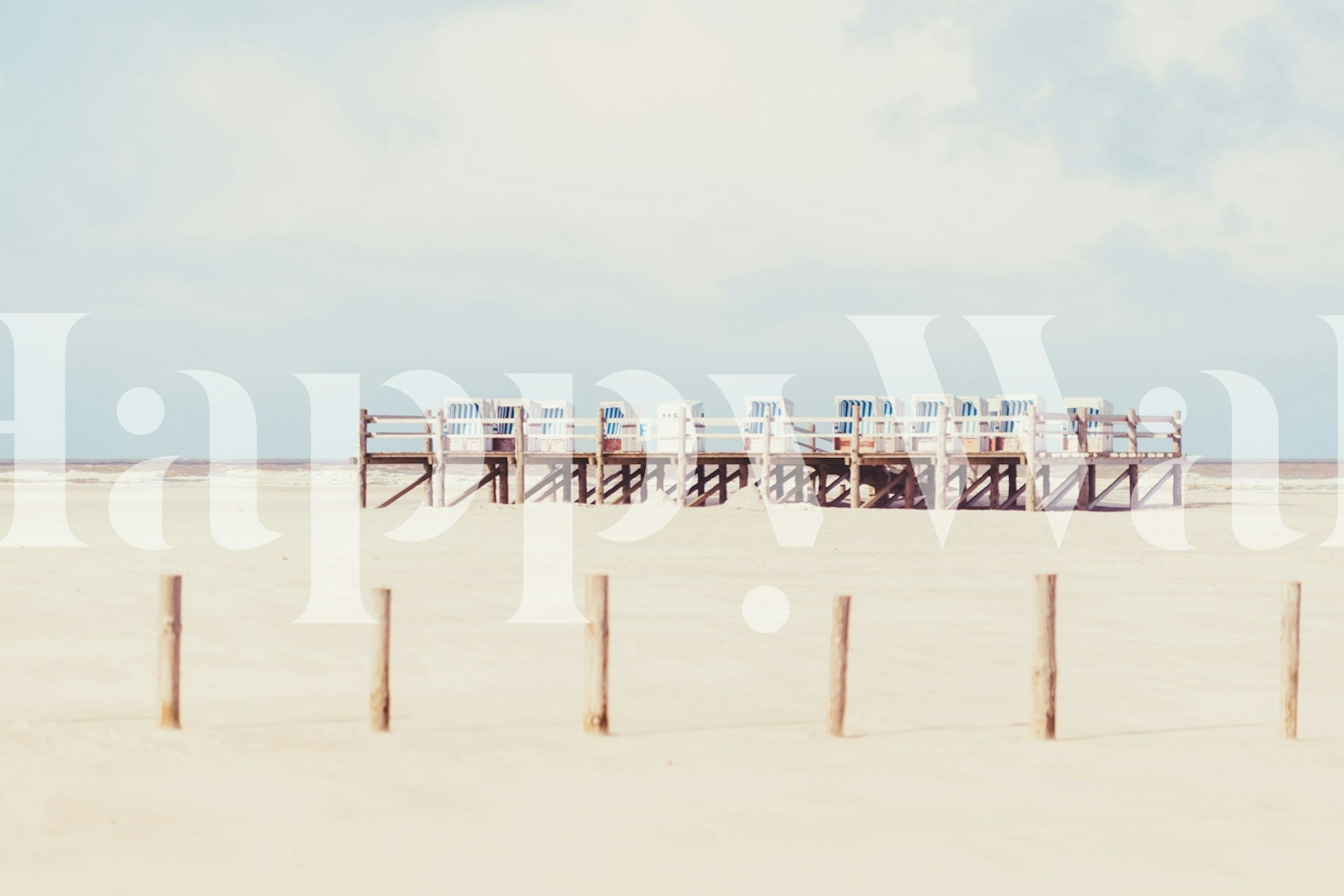 Sedie da spiaggia in un ambiente costiero