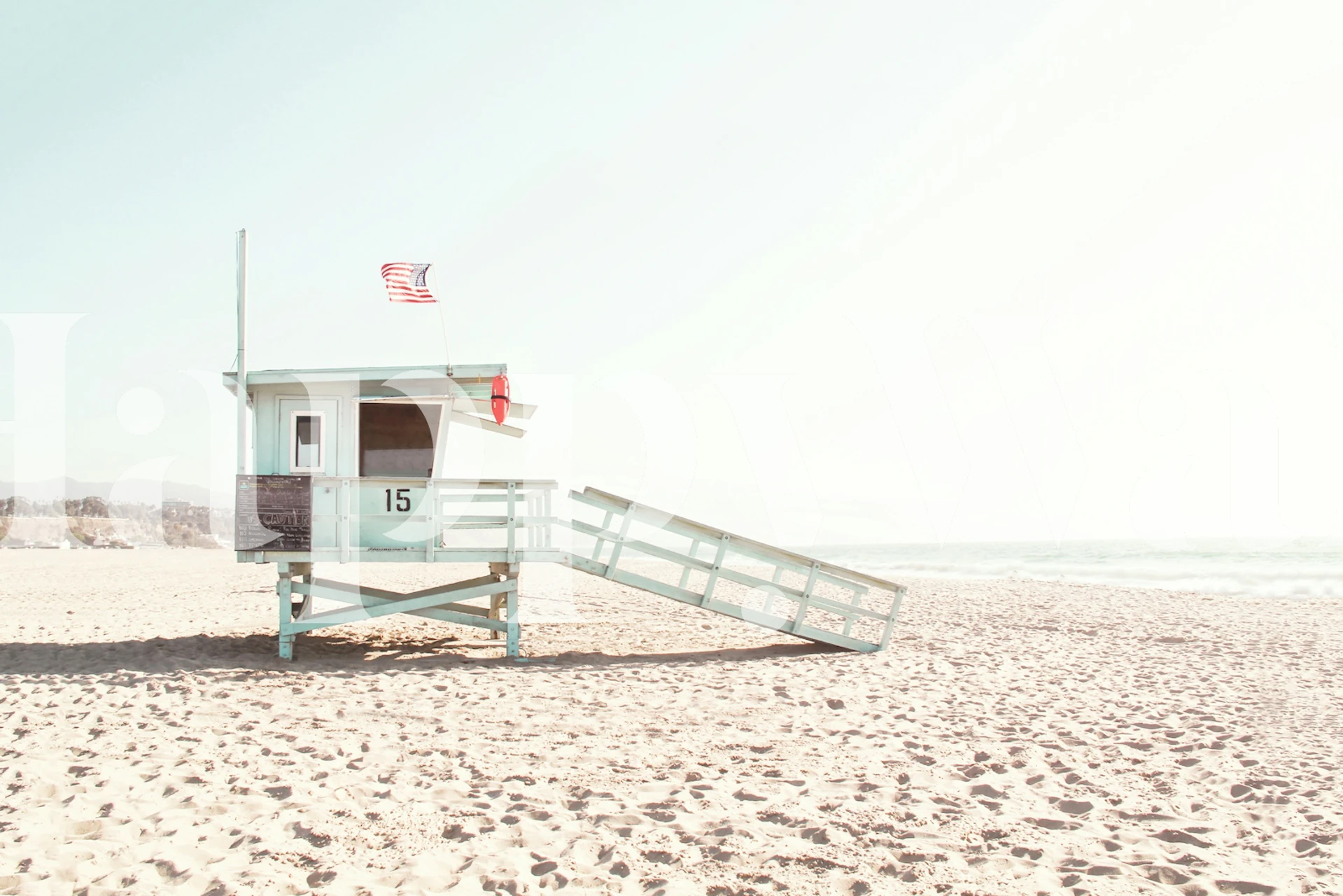 Papel de parede da torre de salva-vidas Santa Monica em um quarto