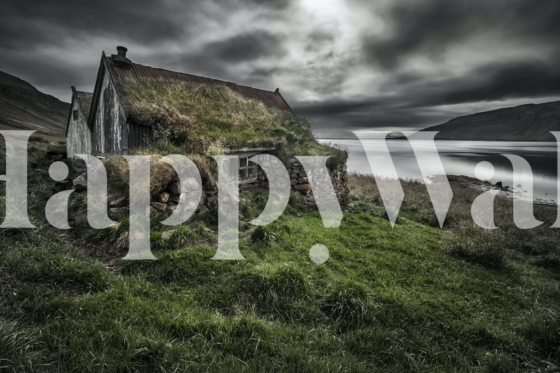 Kamenná chata s travnatou střechou v dramatické krajině nástěnné malbě