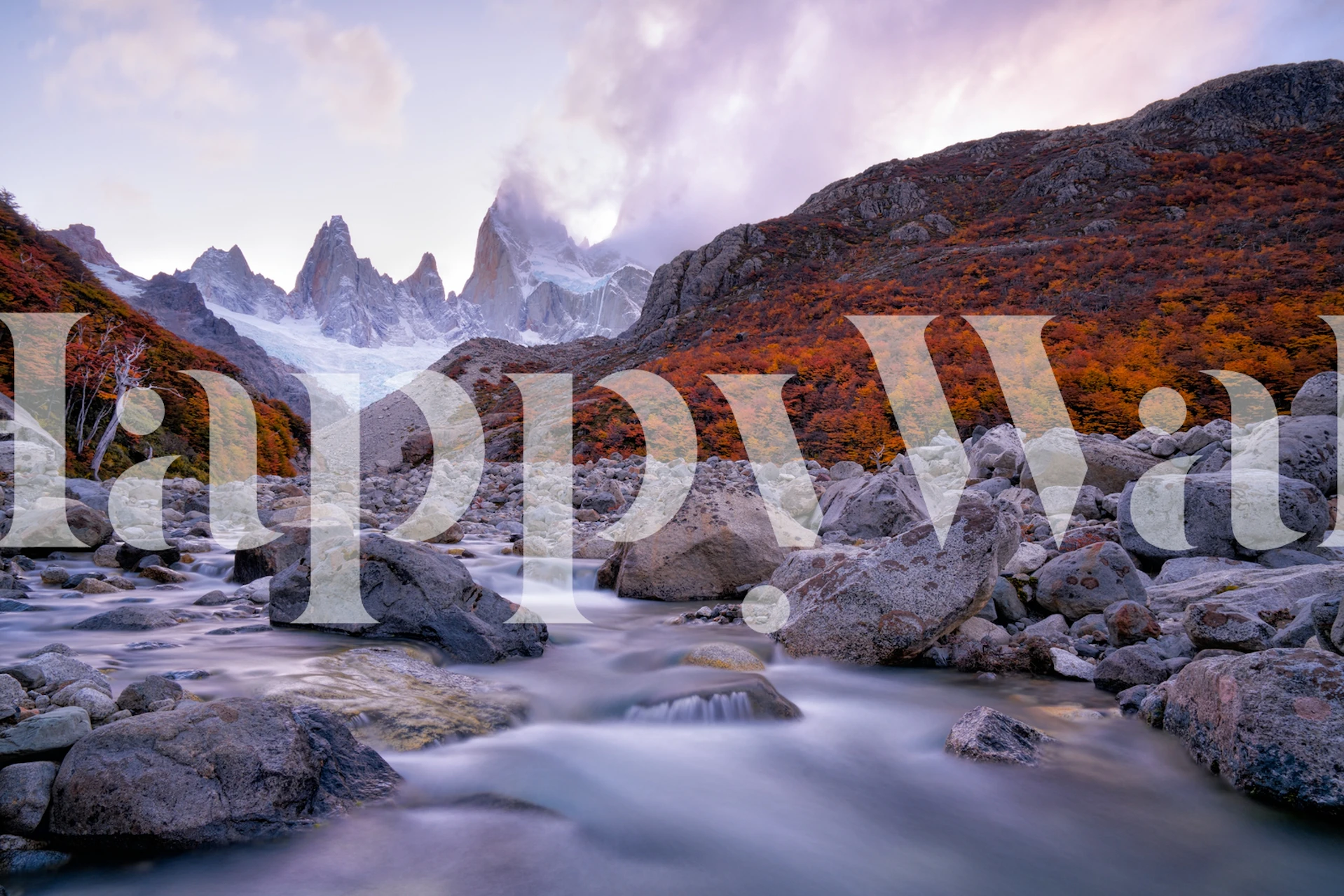 Crepúsculo sobre la montaña Fitz Roy con follaje otoñal y un río sereno