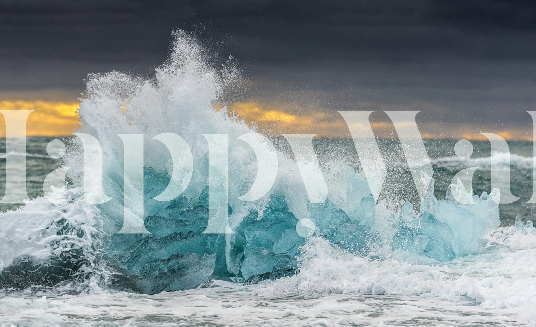 Ola azul helada rompiendo en el océano contra un oscuro cielo tormentoso