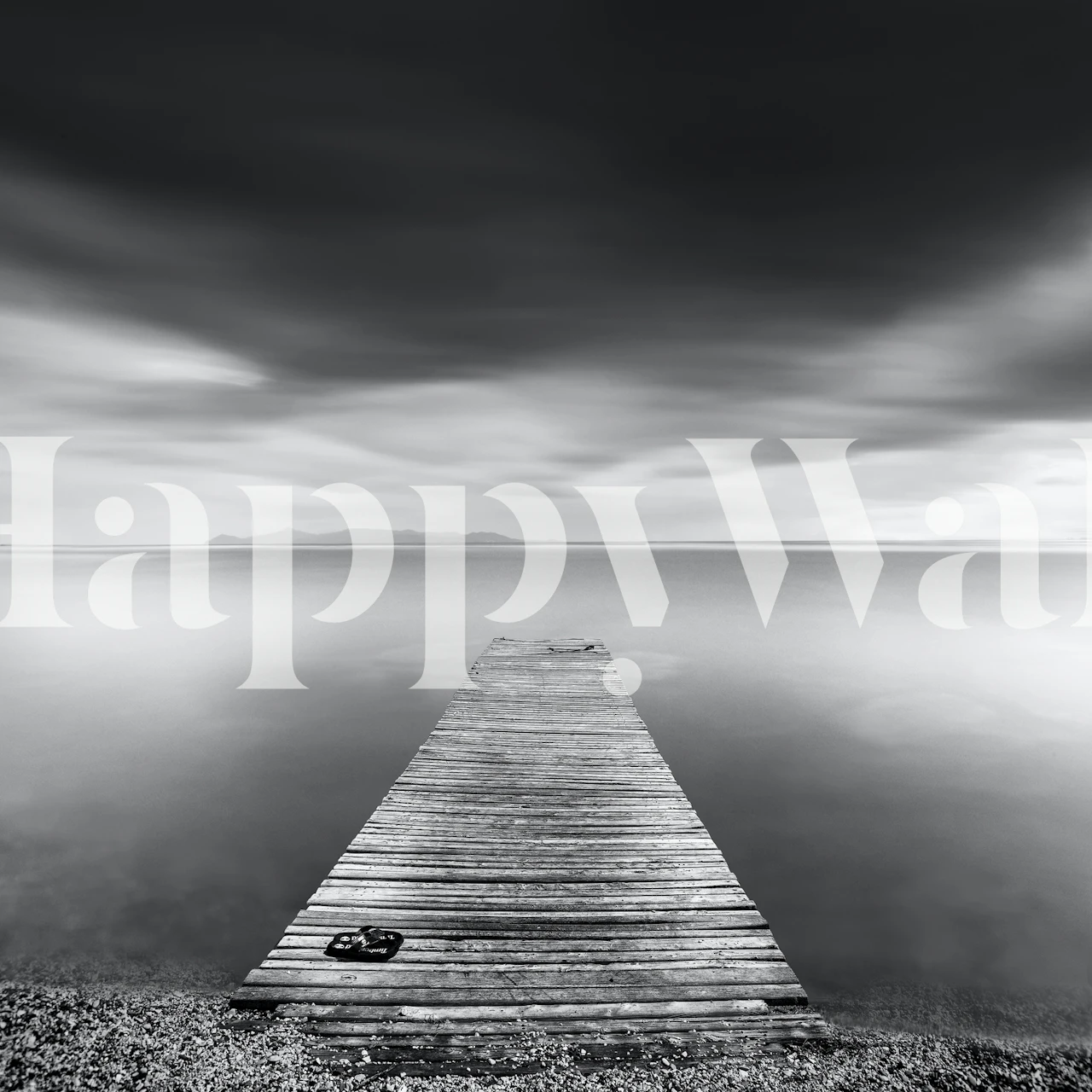 Schwarz-weißes Wandbild eines ins Meer ragenden Holzstegs unter einem ruhigen Himmel