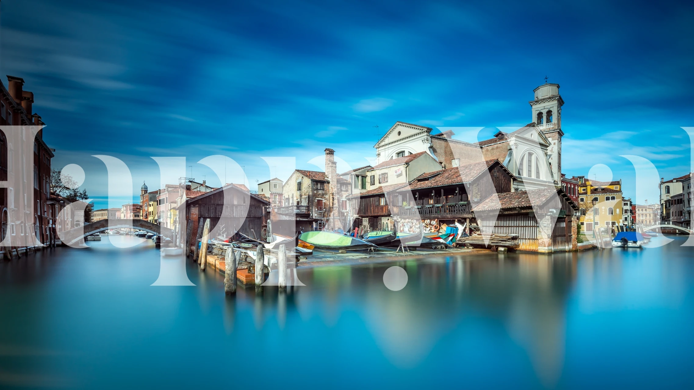 Venetiansk veggmaleri med gondoler og historiske bygninger