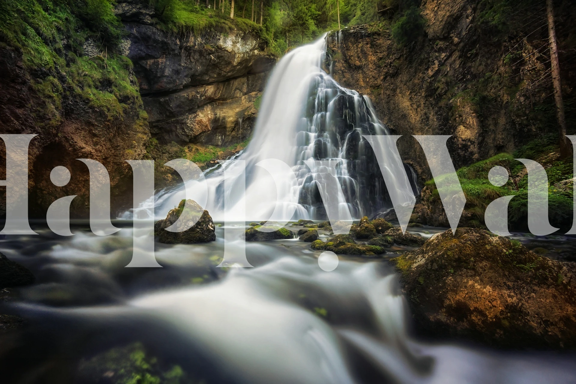 Carta da parati Tranquil Forest Waterfall in una stanza