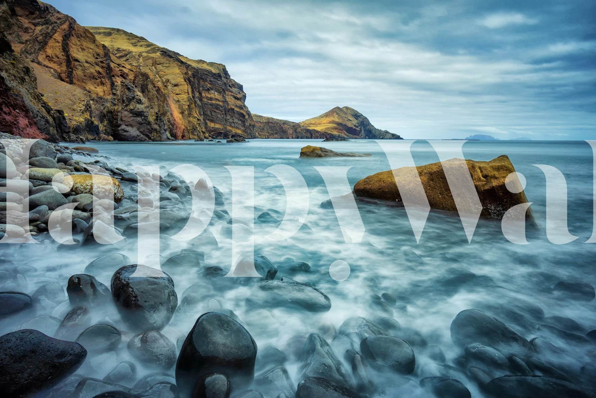 Tapeta Misty Coastal View w pokoju