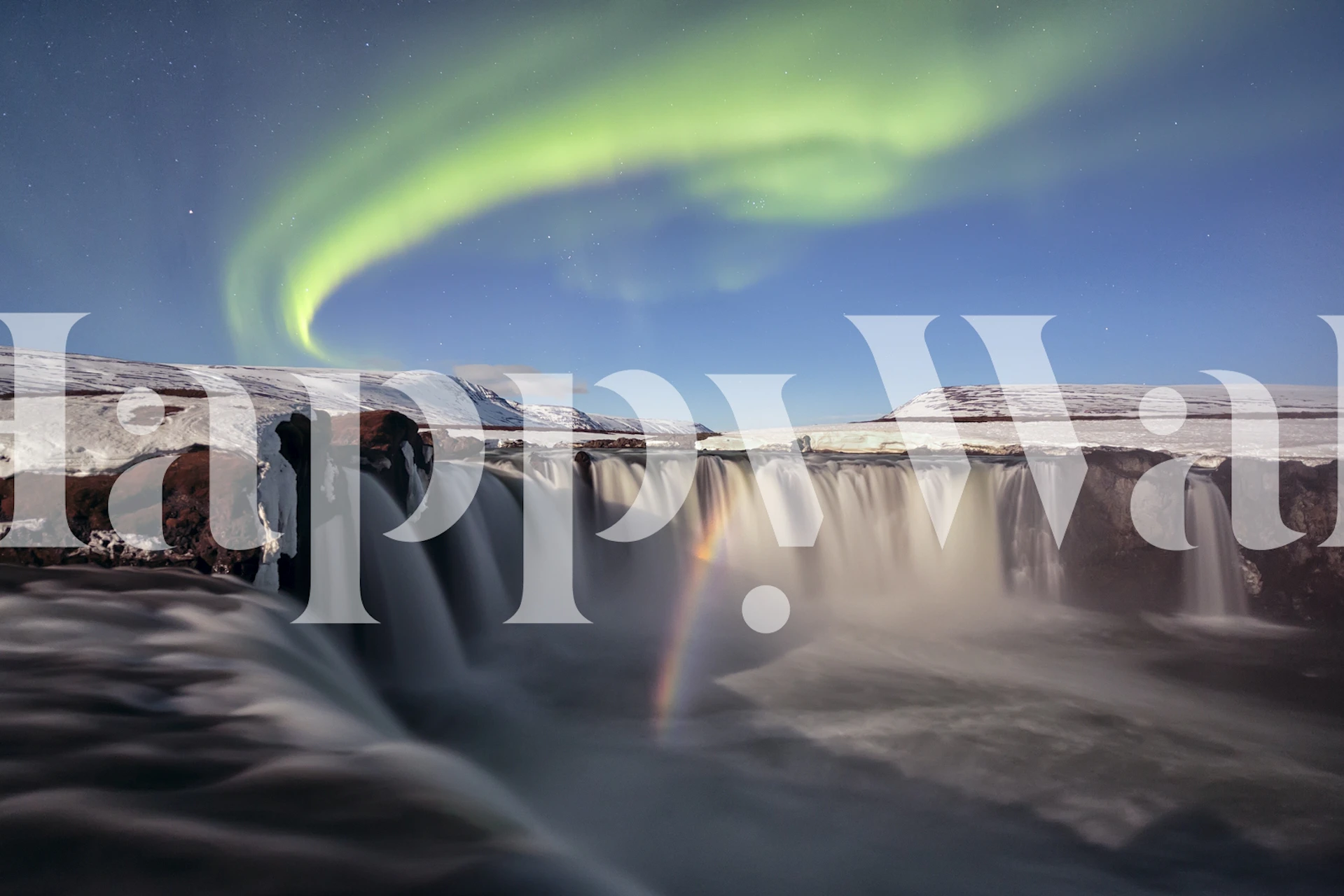 Mural de auroras boreales sobre una cascada