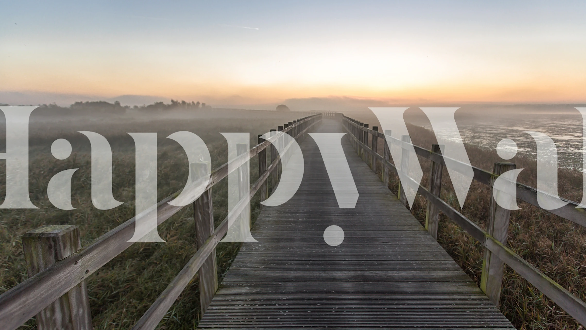 Fototapeta Ranní procházka s poklidným východem slunce a mlhavou krajinou na happywall.com