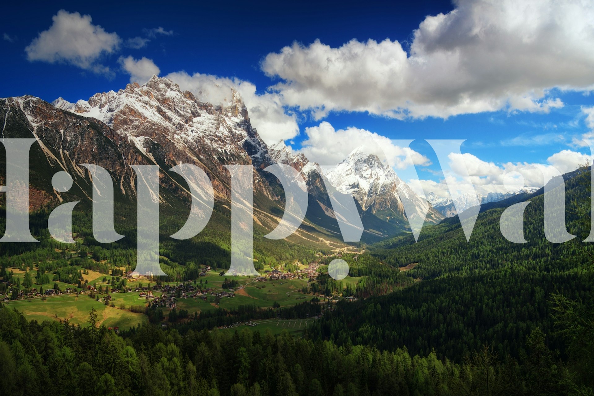 Photo murale à couper le souffle d'une vallée de montagne avec une verdure luxuriante et des sommets imposants