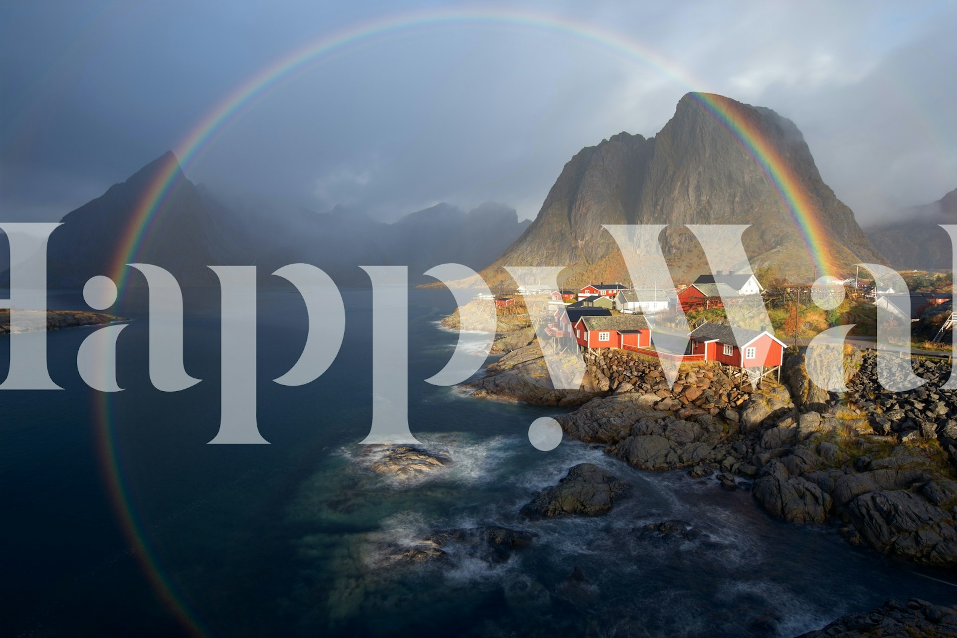 Kustby under en regnbågeväggmålning