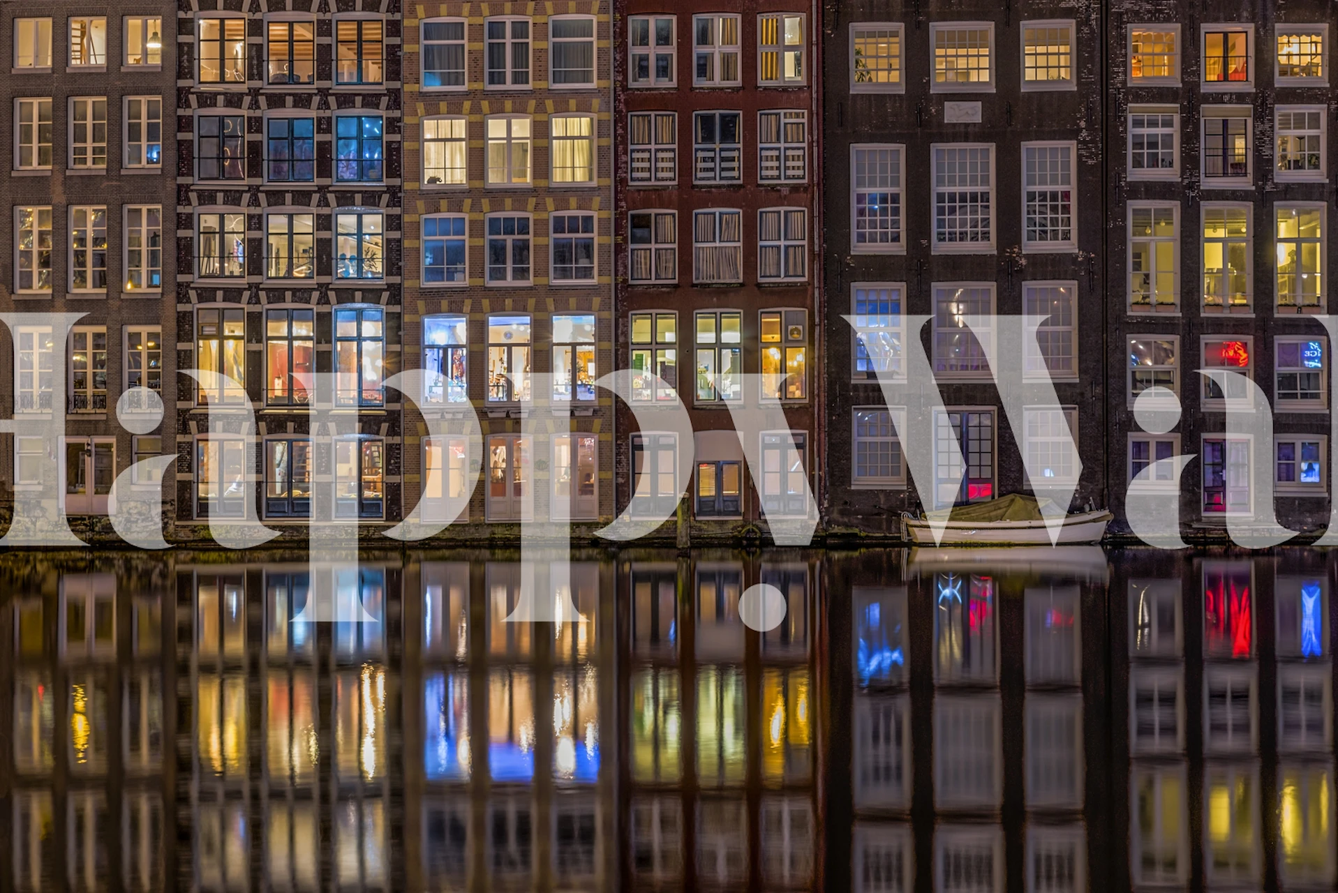 Fototapeta Urban night windows s odrazem na vodě, zachycující pulzující život a barvy městských obydlí.