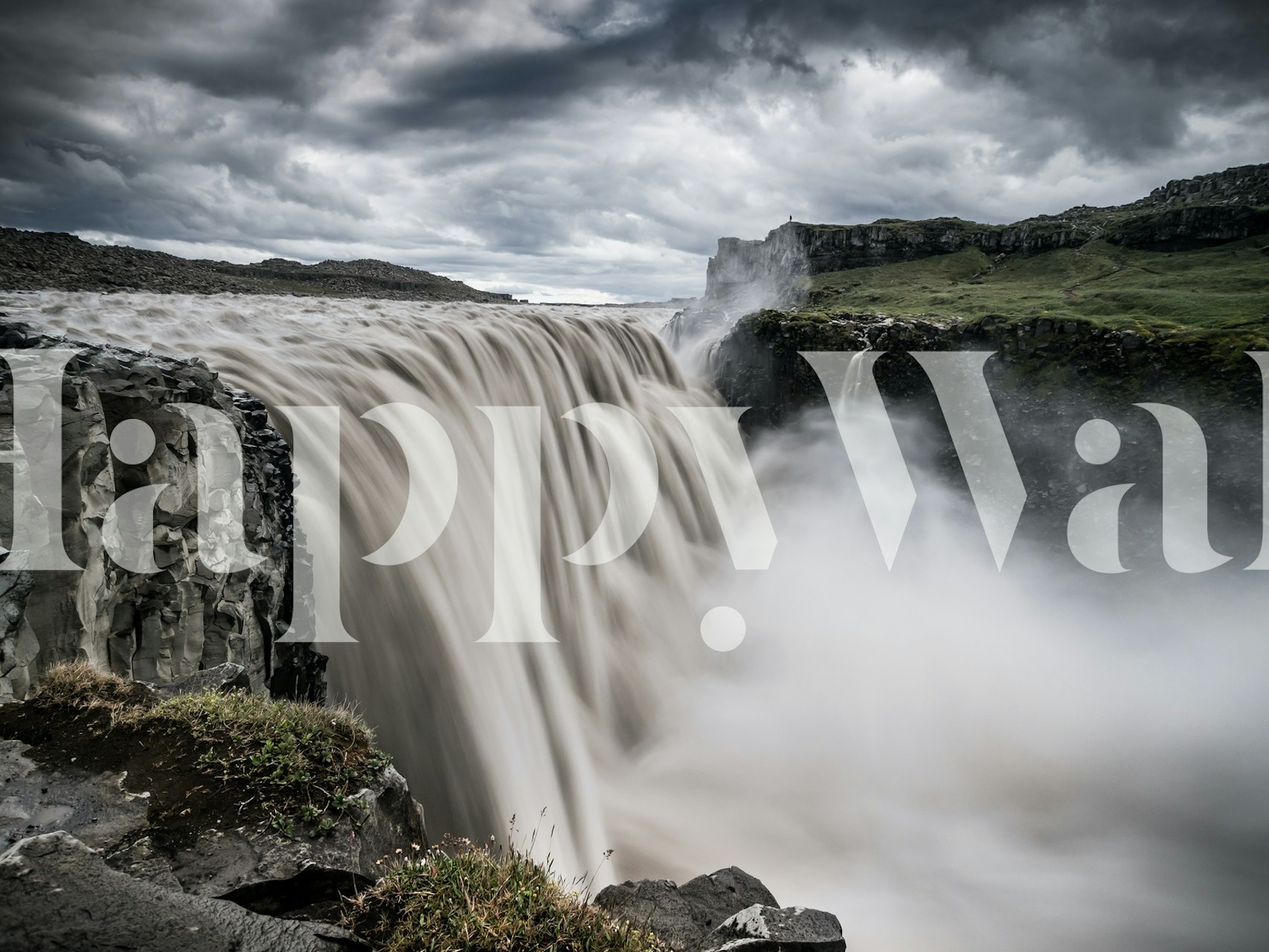 Tapetti, jossa on dramaattinen vesiputousmaisema