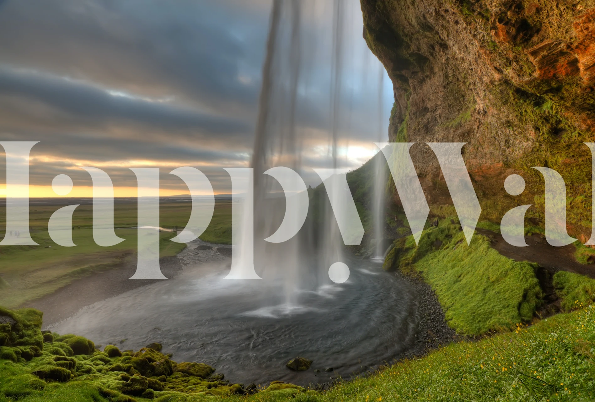 Peinture murale d'une superbe cascade entourée de verdure, créant une atmosphère tranquille.