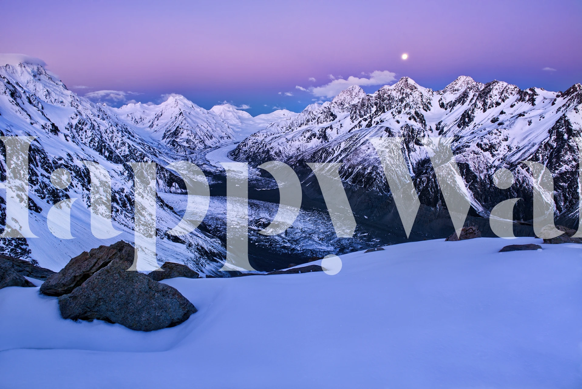 Snötäckta bergstoppar i skymningen med en glödande månemålning