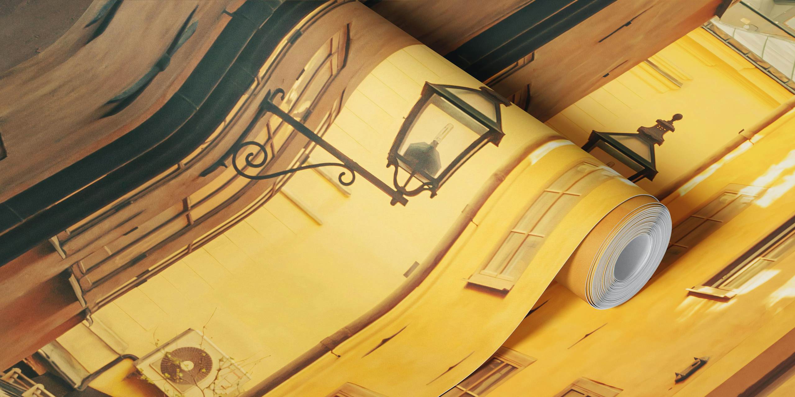 Kutsuva kuja Tukholman vanhassakaupungissa, jossa lämmin kultainen valo heijastuu mukulakivikaduille