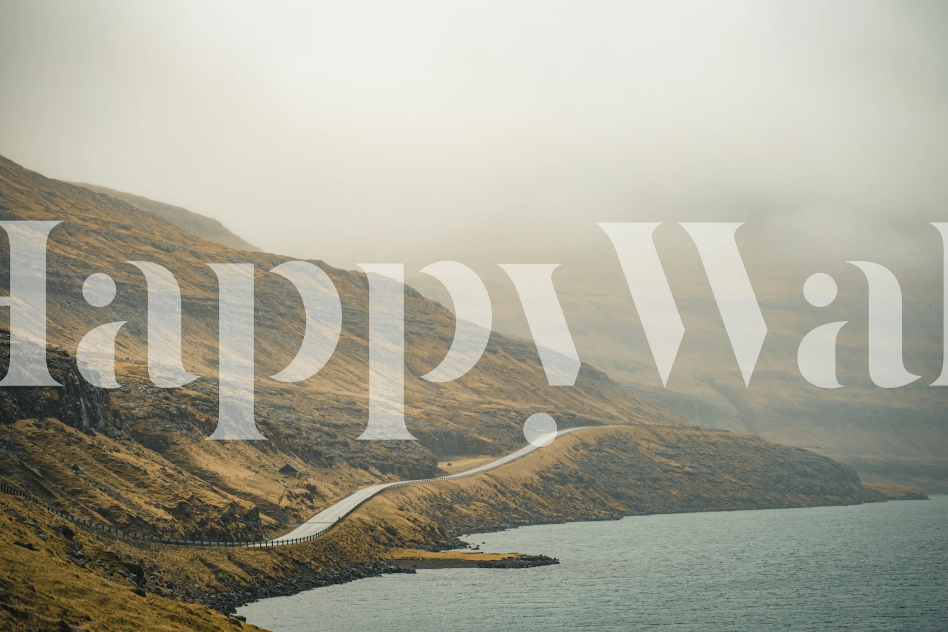 Peaceful Highland Escape Tapete in einem Raum