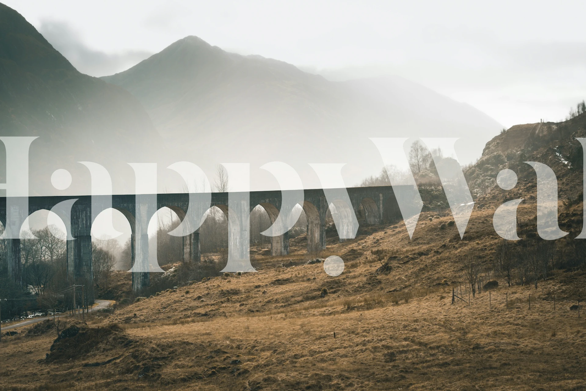 Misty Bridge in Scottish Highlands behangontwerp
