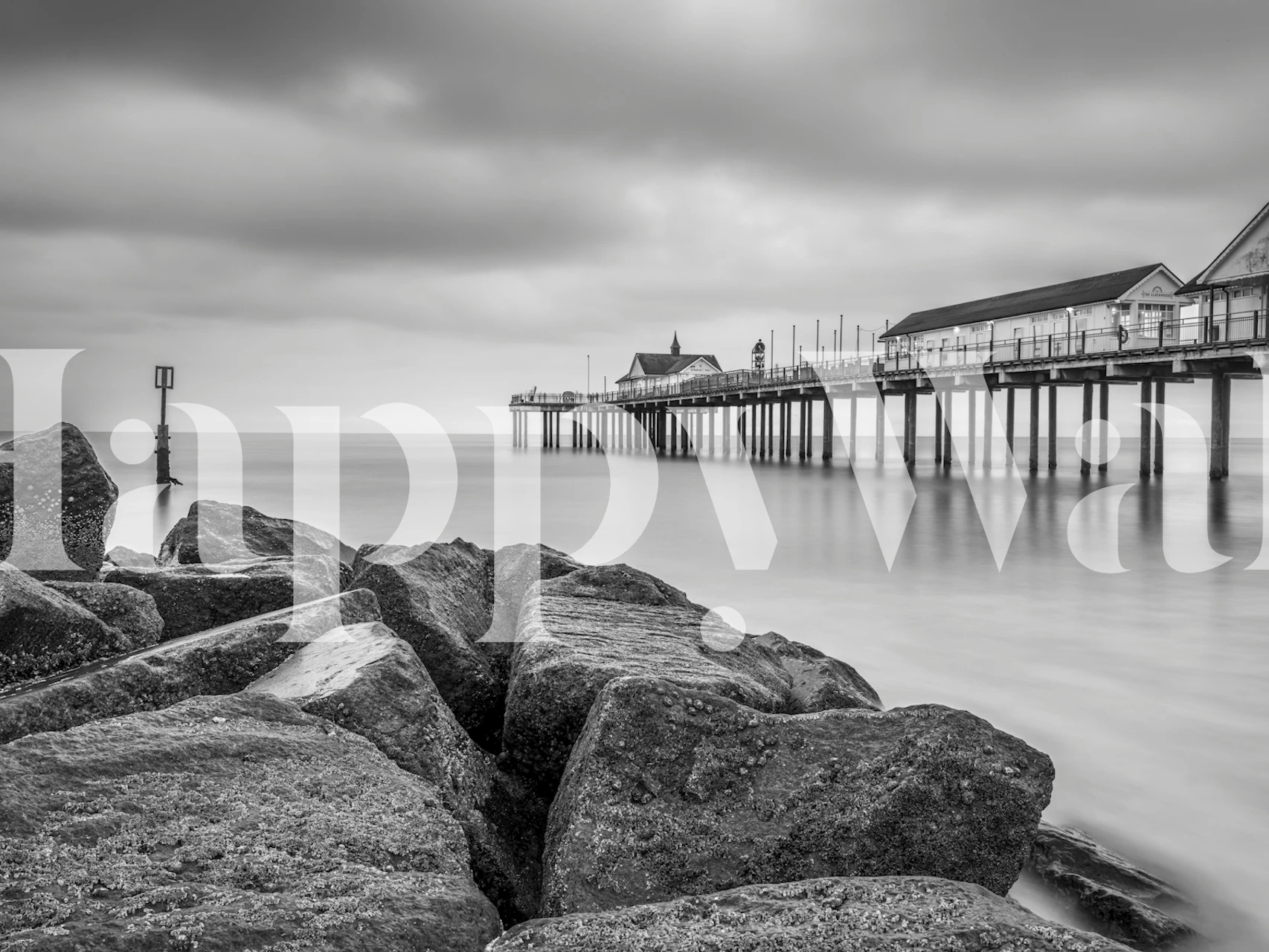 Monokromna pozadina s scenom molom