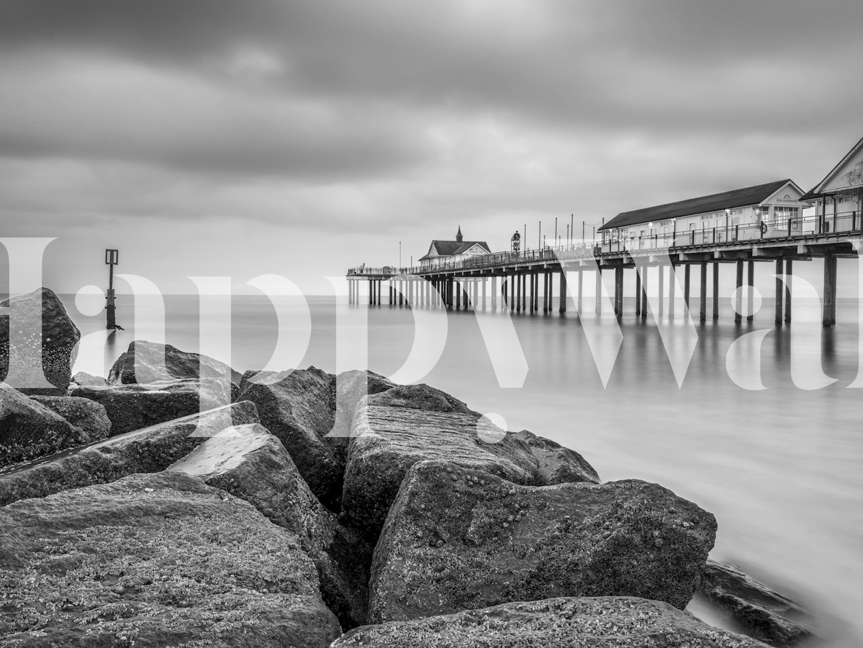 Papel de parede monocromático apresentando uma cena de píer