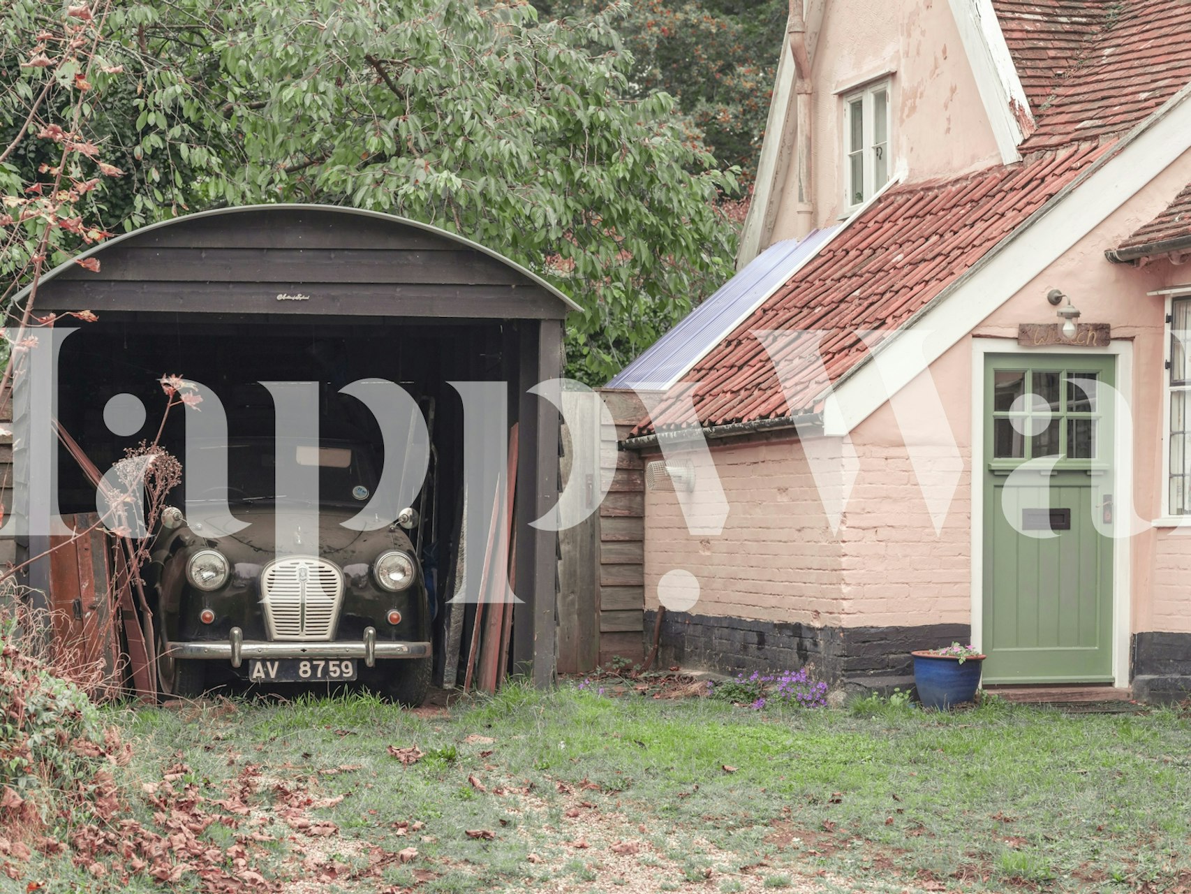 Tapeta Vintage Car Hideaway v rustikálním prostředí