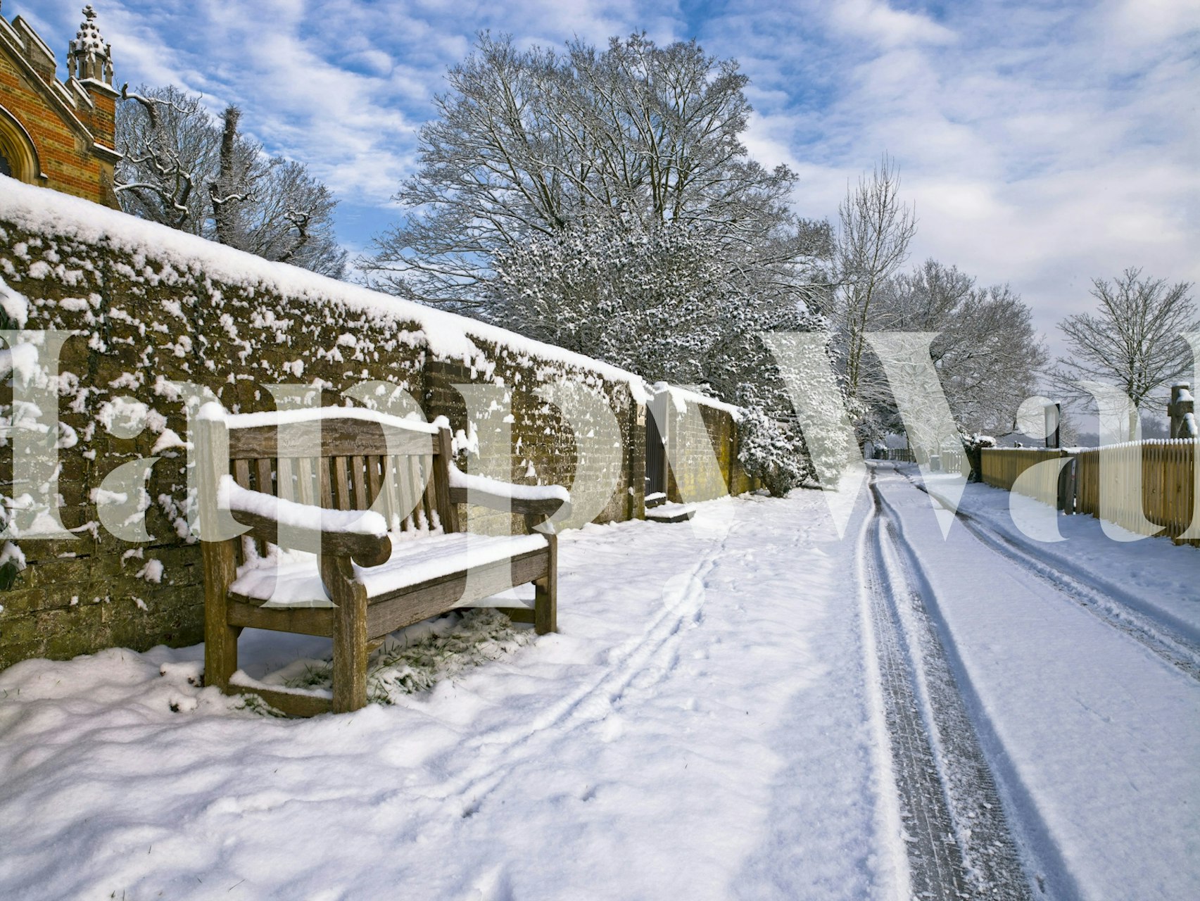 Snowy Bench Retreat σε ένα χειμερινό τοπίο ταπετσαρία