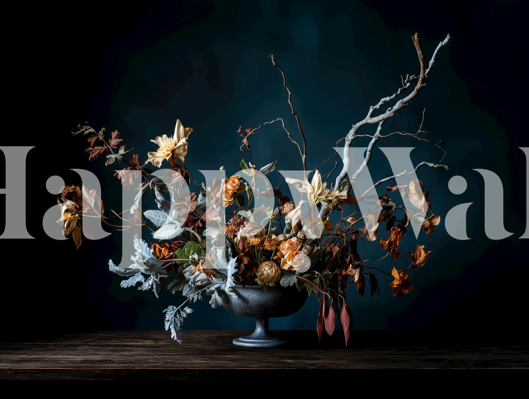 Moody botanical wallpaper met bloemenarrangement