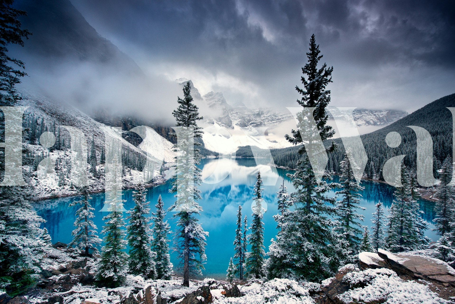 Morning Blues -seinämaalaus, jossa on lumen peittämä maisema, jossa on huurteisia puita ja heijastava järvi aamunkoittoon sävytetyn taivaan alla.