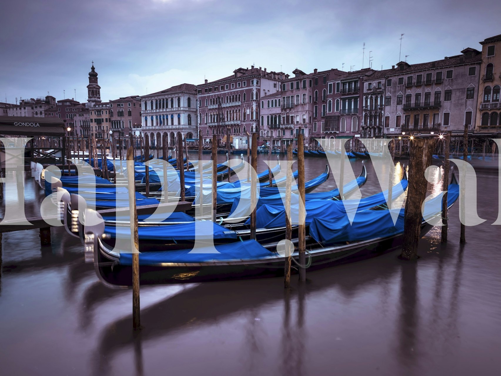 Papel de parede Venetian Gondolas at Dusk em um quarto