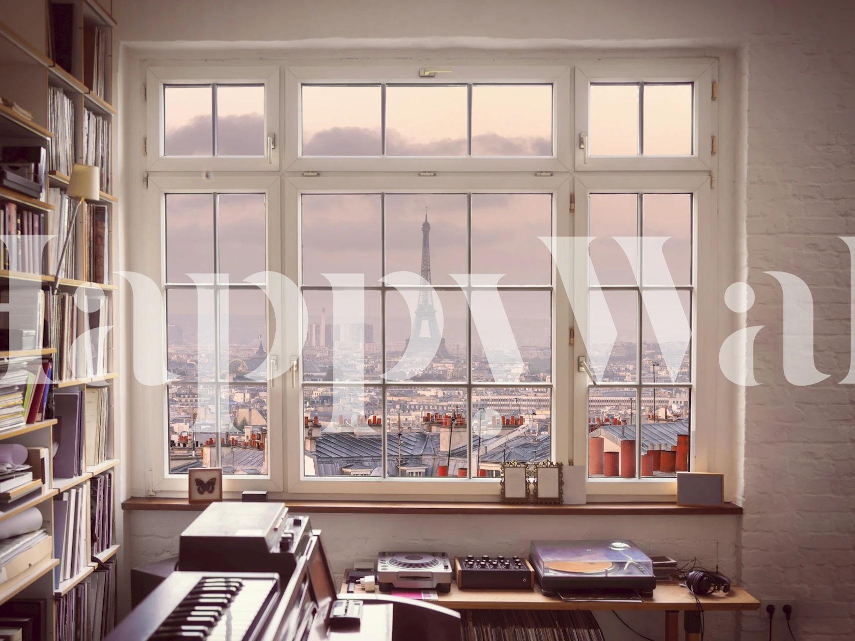 Eiffel Tower wallpaper in una stanza con vista sulla finestra