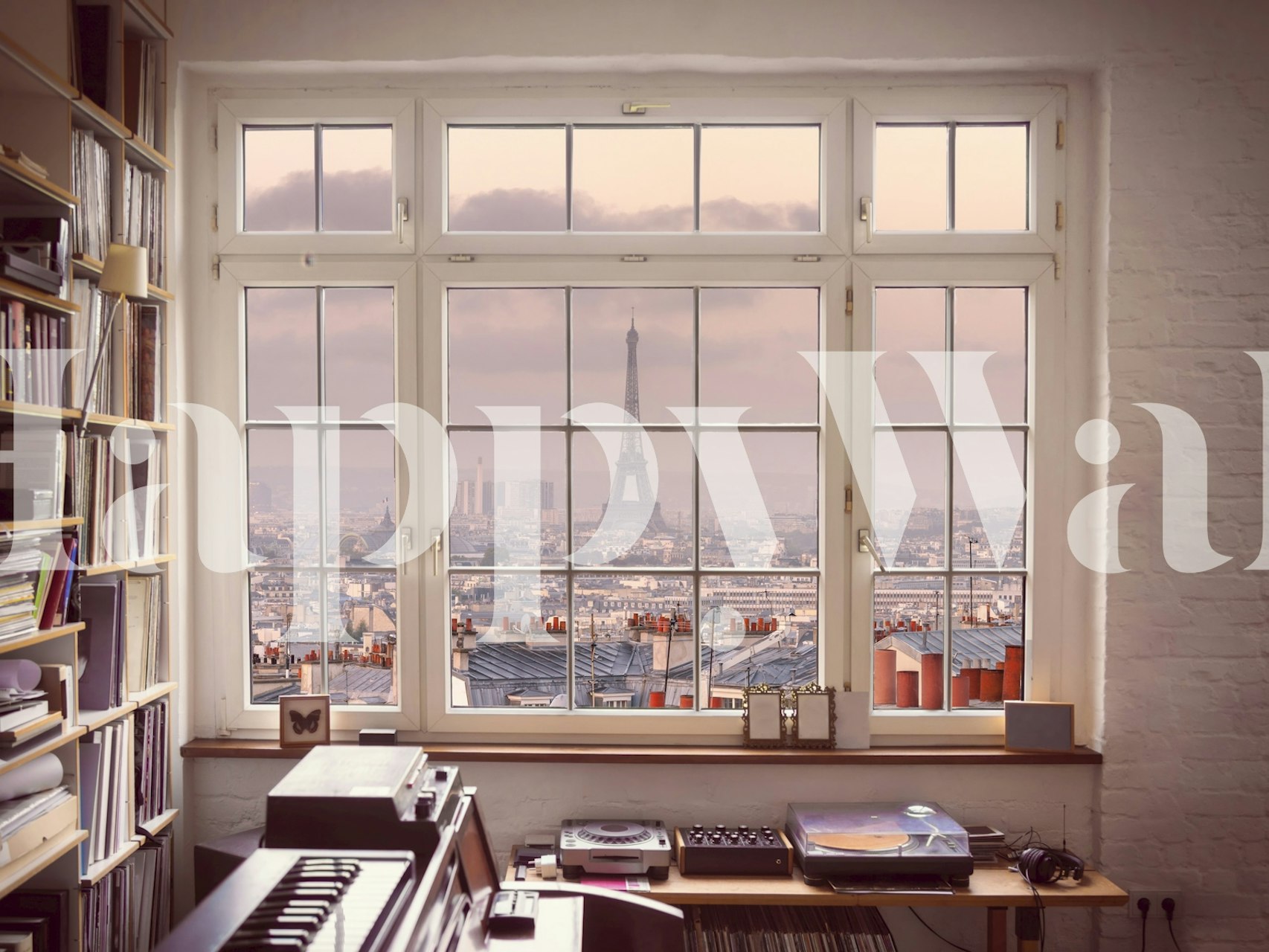Eiffel Tower wallpaper en una habitación con vista a la ventana