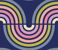 Moody retro rainbows on dark bold navy blue carta da parati