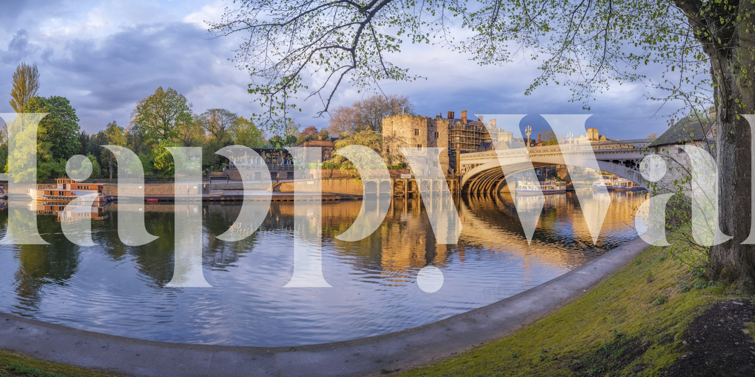 Tapeta Old Town River Reflection v místnosti