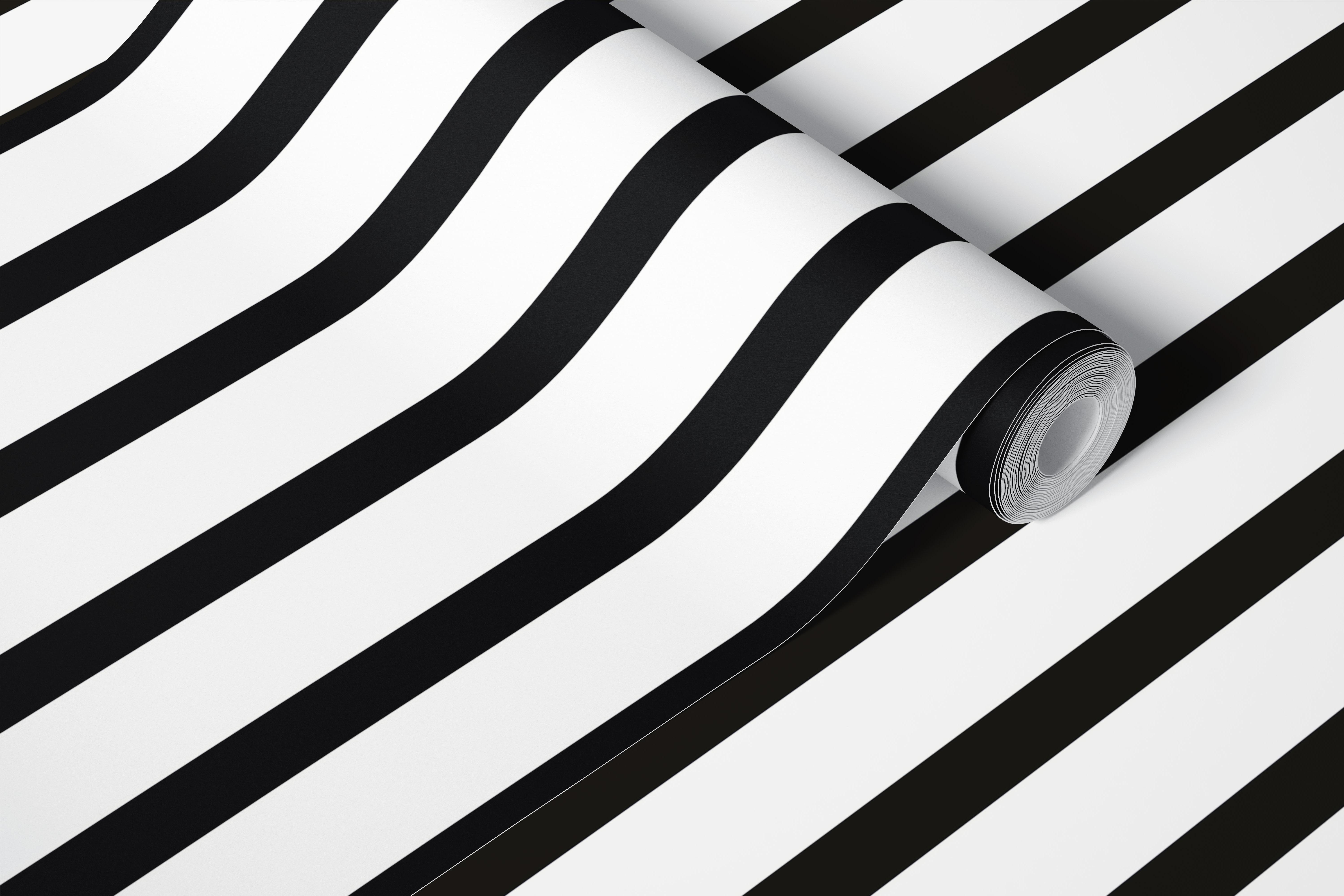 Svart och vit randig tapet i rummet