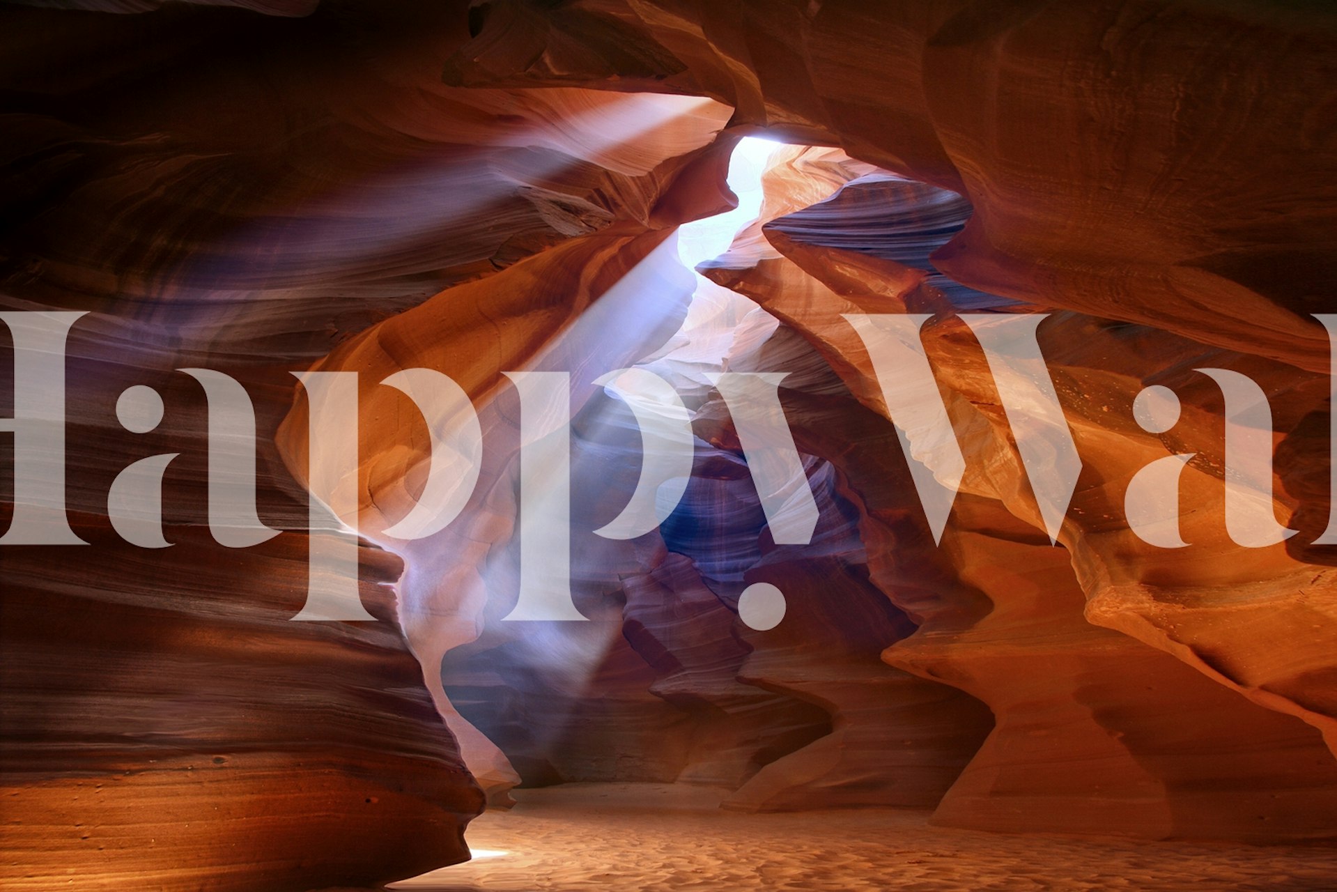 Solbelyst canyon vægmaleri med samspil af lys og skygge i varme jordfarver.