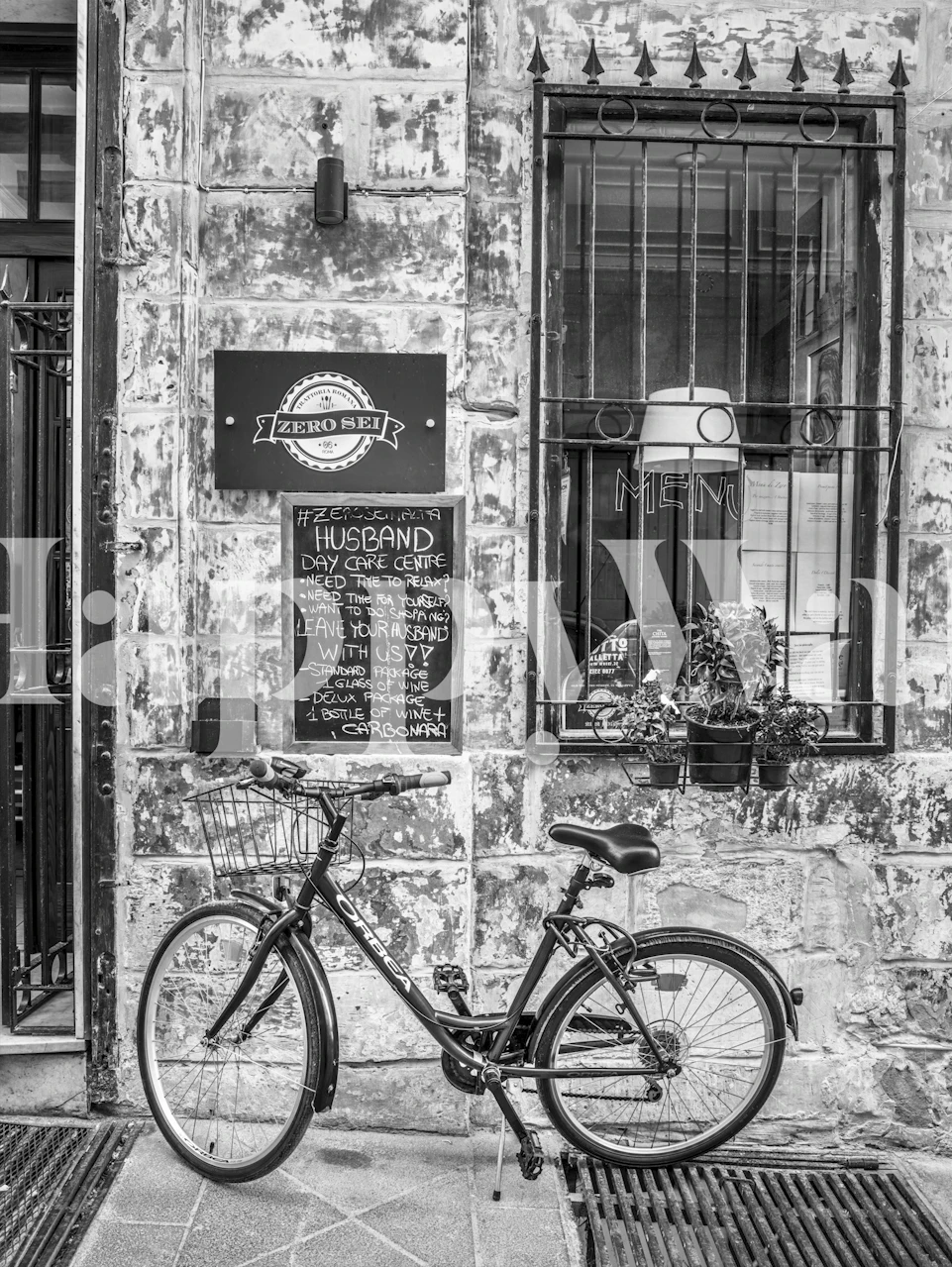 Bicycle near cafe su wallpaper