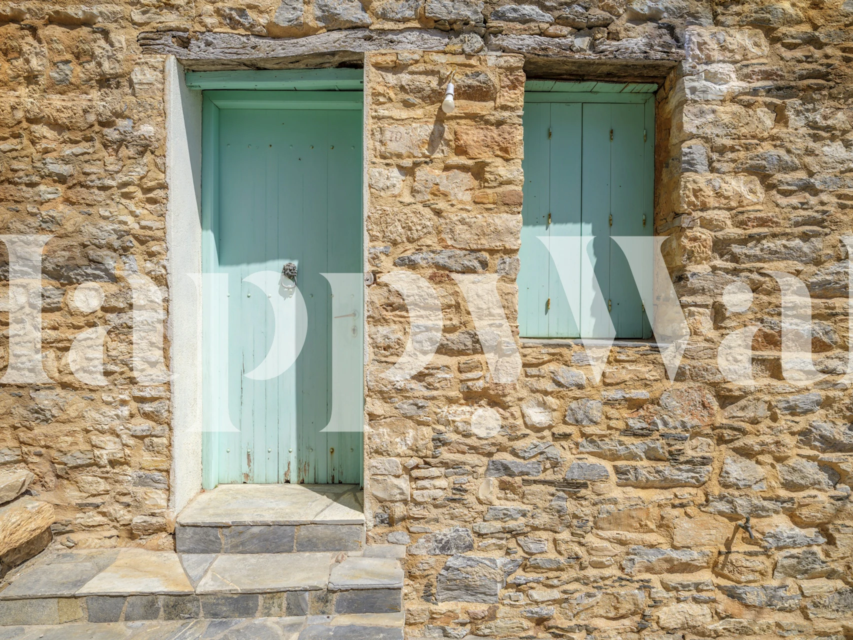 Papel de parede Mediterranean Stone Facade em um quarto