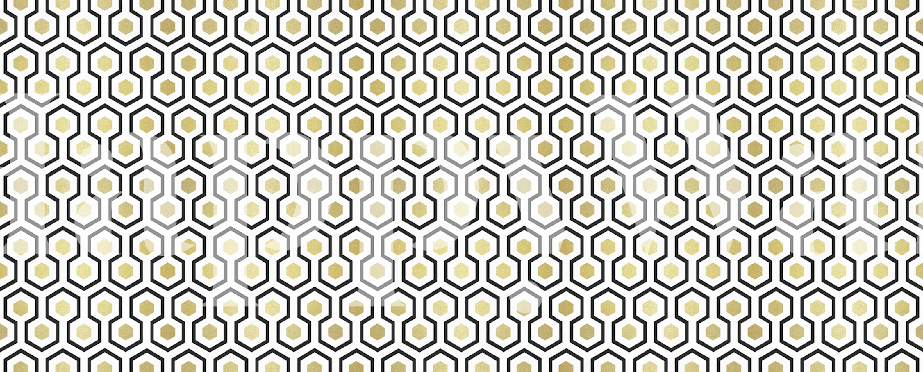 Golden hexagon wallpaper i et stilfuldt rum
