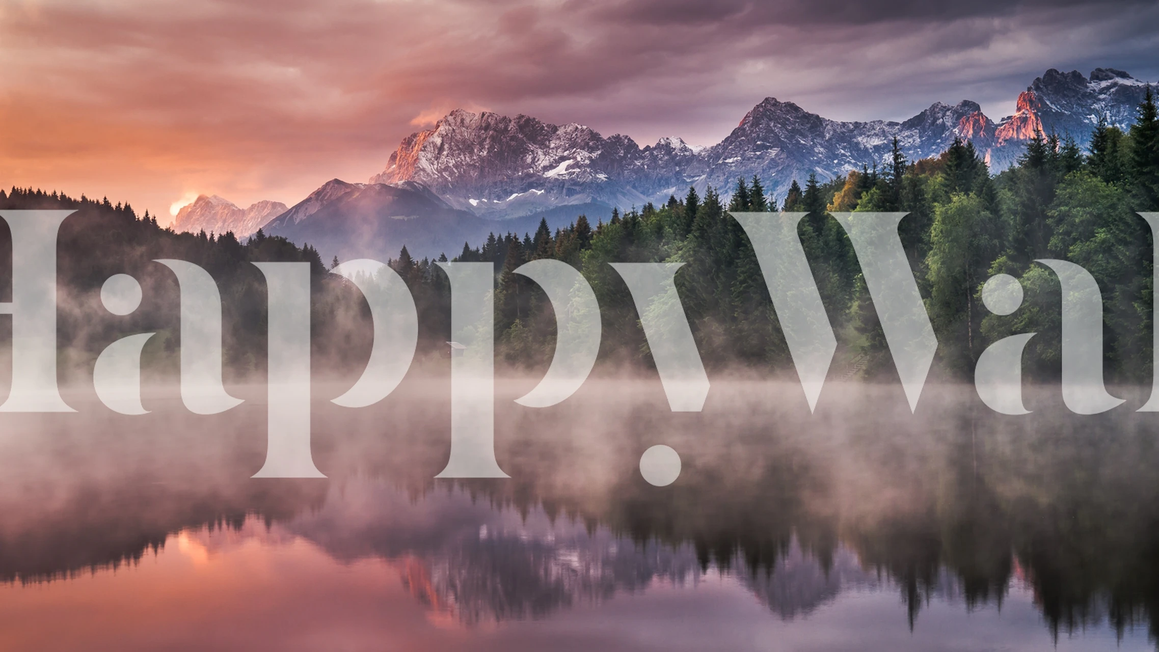 Fototapeta Východ slunce u jezera zobrazující klidnou krásu sluncem políbené hornaté krajiny odrážející se na klidné vodě