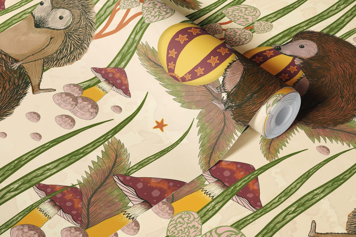 Hoppy hedge Cream wallpaper roll