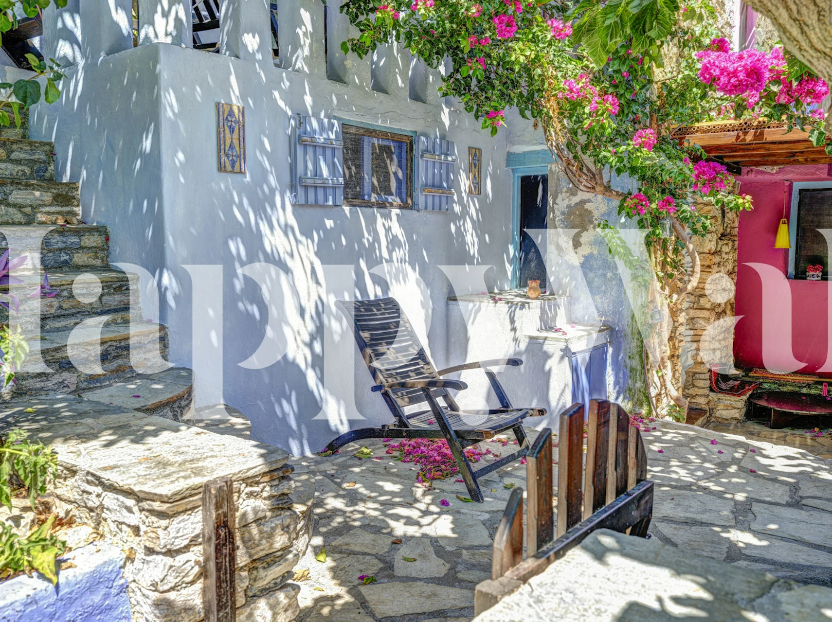 Papel pintado Sunlit Courtyard Serenity en una habitación