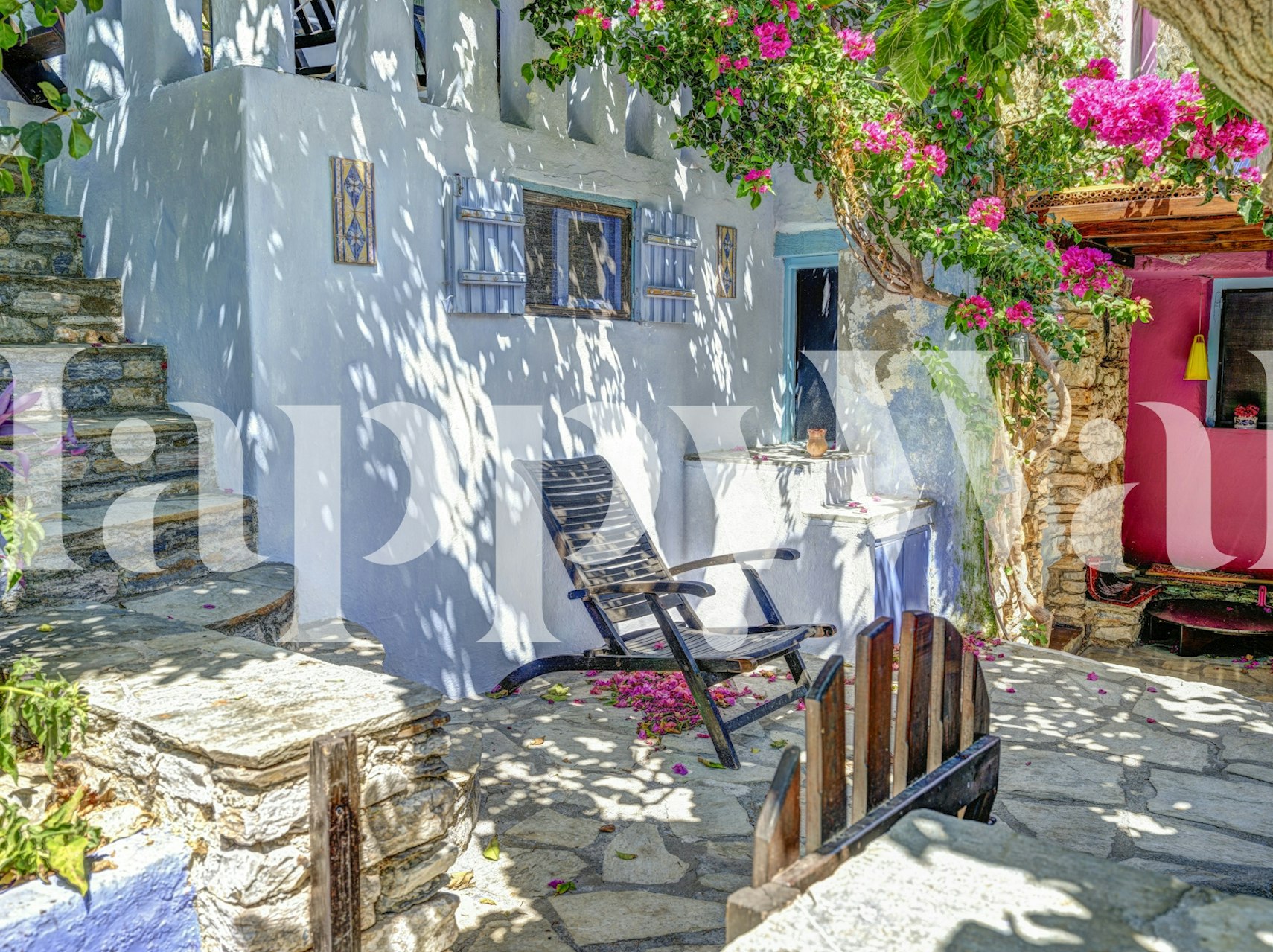Sunlit Courtyard Serenity behang in een kamer