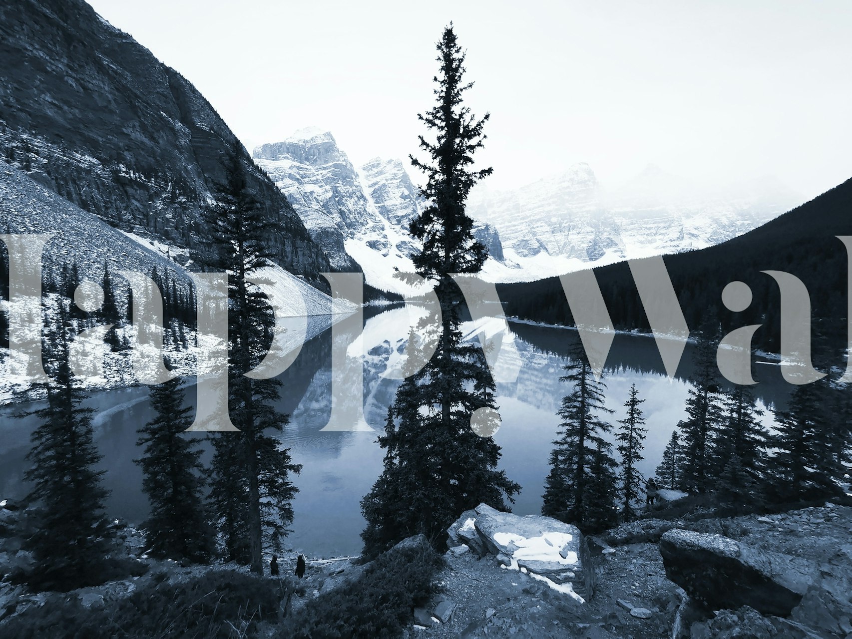 Moraine Lake-vægmaleri, der viser bjerglandskab med fyrretræer og refleksioner i klart vand.