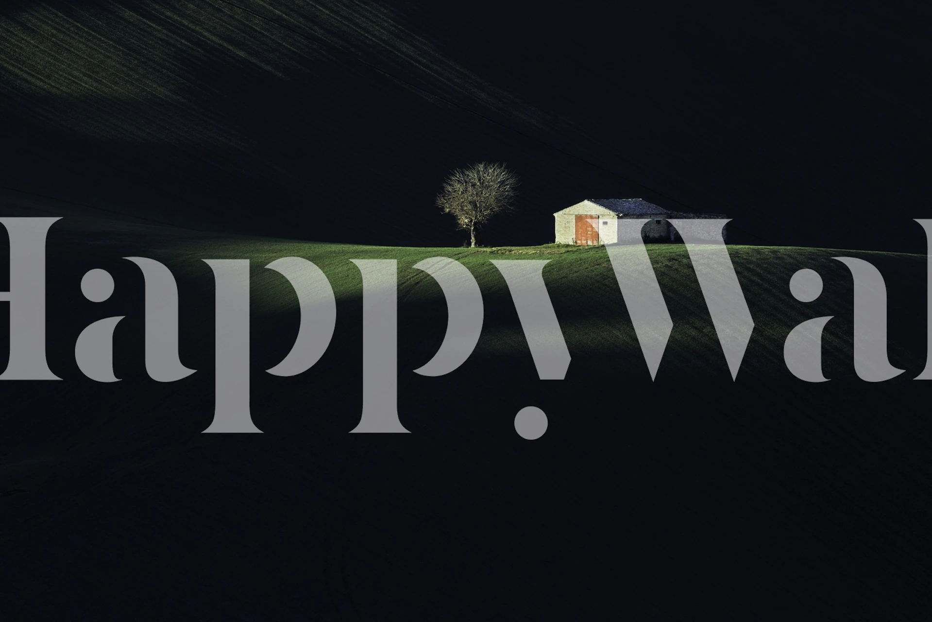 Scène nocturne mystérieuse avec une porte rouge éclairée au loin et un arbre solitaire.