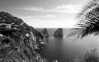 Capri Faraglioni Rock View 1 - BW behang