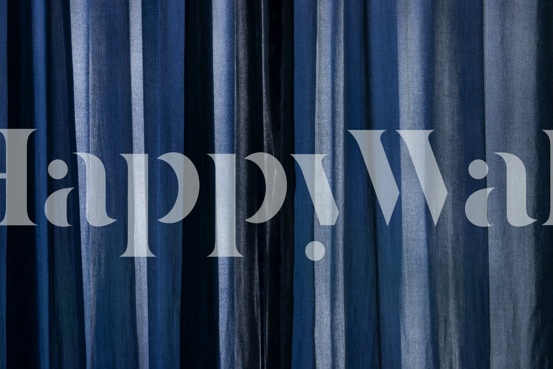 Moody Indigo Wash Lines wallpaper in een kamer